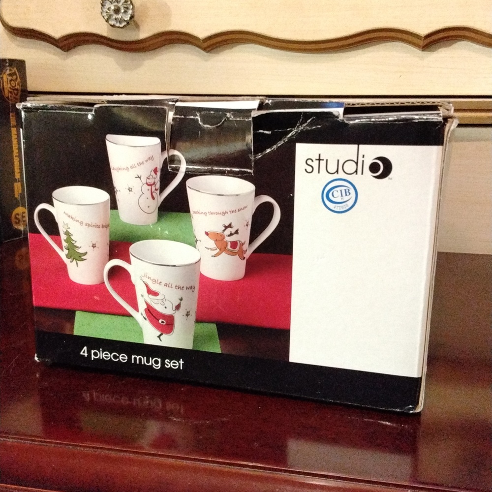 Holiday Set of 4 coffee/Cocoa mugs. NIB 14 ounce mugs! - Picture 5 of 6